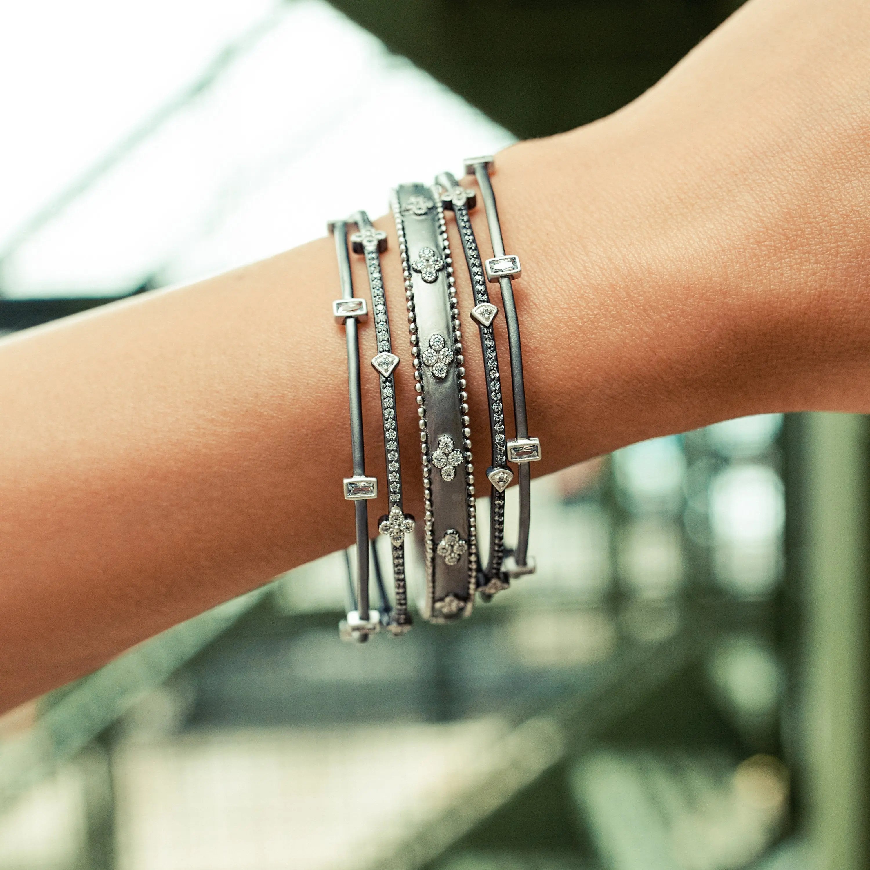  A Clover Stackable Bangle Signature BRACELET